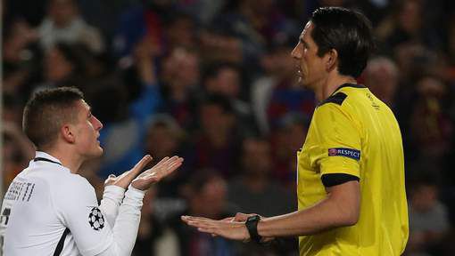 Komt-ie goed weg: UEFA schorst discutabele 'Barça-scheids' Aytekin niet