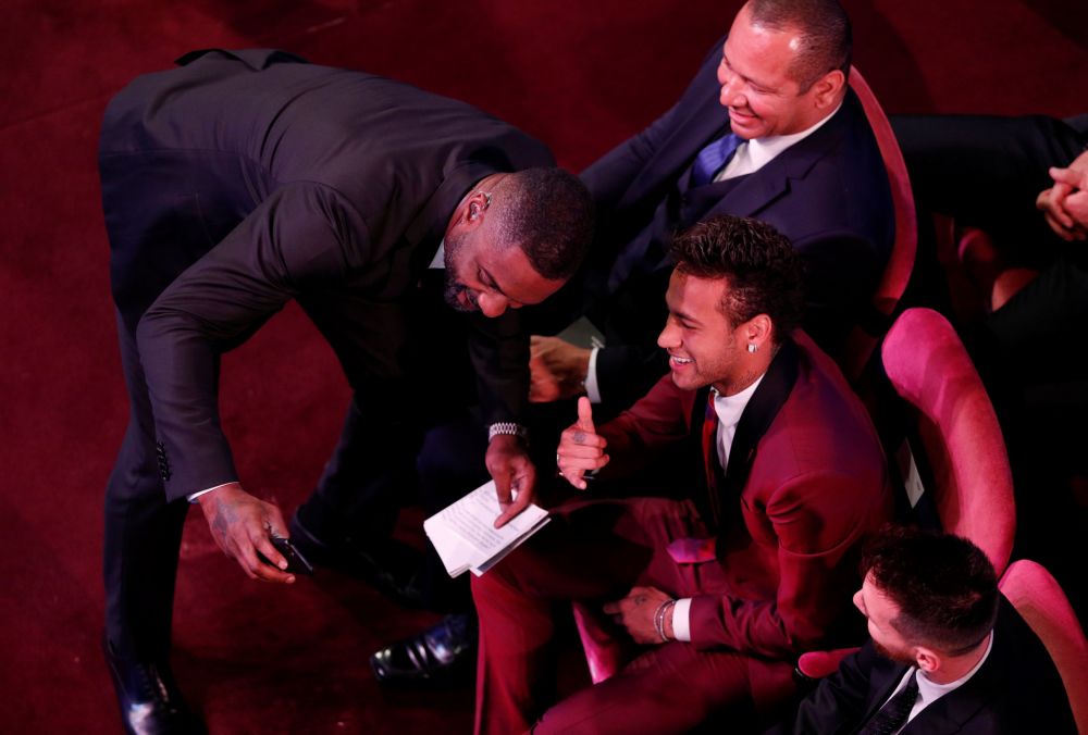 Acteur Idris Elba presenteert FIFA-Awards en neemt selfies met iedereen