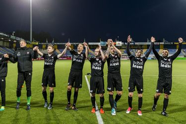 Zo viert FC Emmen de volgende ronde in de kleedkamer (video)