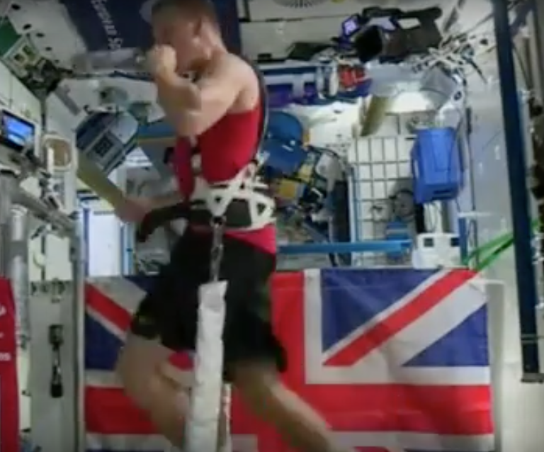 Astronaut loopt Londense marathon in ruimte (video)