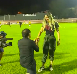 🎥 | Paraguayaans oud-voetballer vraagt verloofde live op tv OP HET VELD ten huwelijk