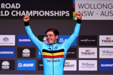 Na de regenboogtrui mag Evenepoel nu een trouwpak uitzoeken: 'Ik laat mama alles kiezen'