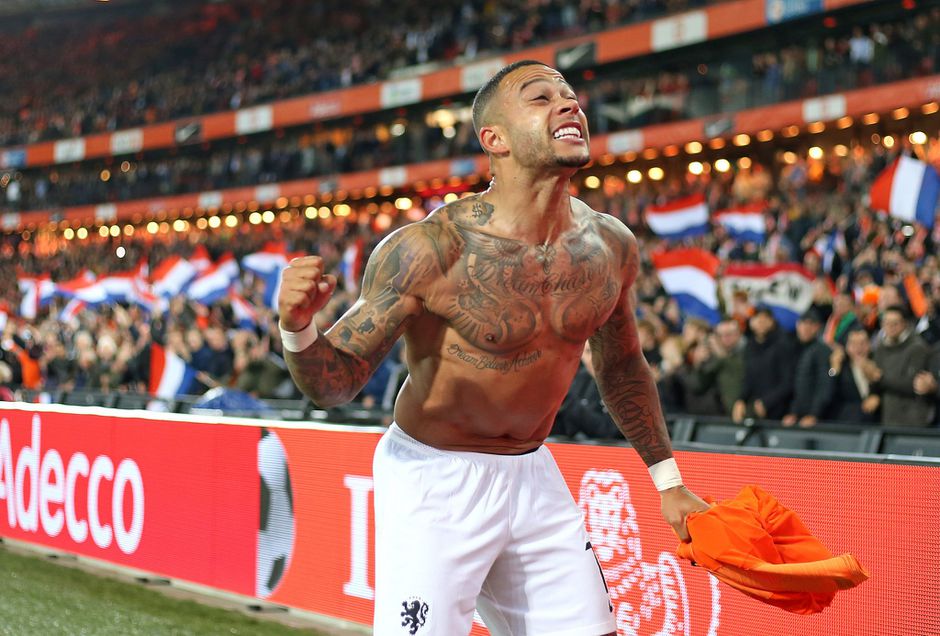 Nachtegaaltje? Memphis steunt teamgenoten en zingt thuis volkslied