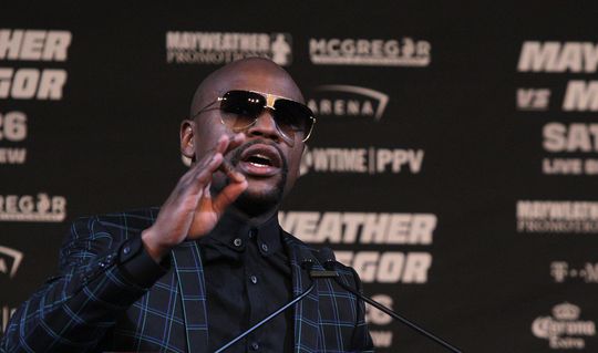 Mayweather heeft meer problemen met man in publiek dan met McGregor (video)