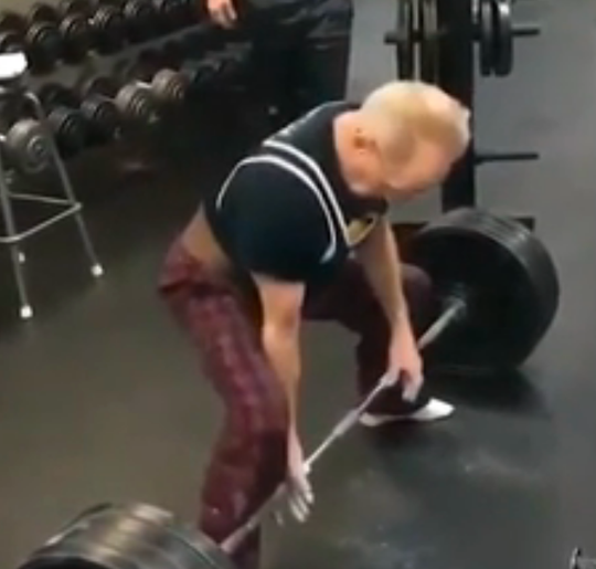 90-jarige, deadliftende fitnessbaas tilt rustig 180 kilo op (video's)