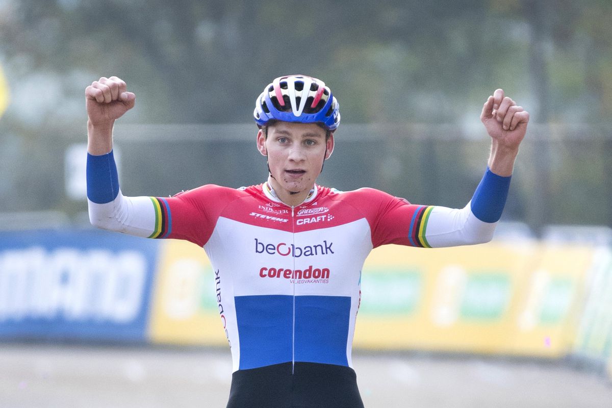 Van der Poel wint in Duitsland na zinderende inhaalrace