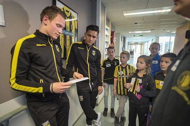 Vitesse-spelers bezoeken zieke kinderen in Rijnstate