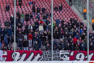 Sponsor geeft alle 1100 FC Twente-fans in Alkmaar gratis muts en sjaal