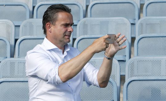Zo veel geld loopt Marc Overmars mis bij Ajax door dickpics