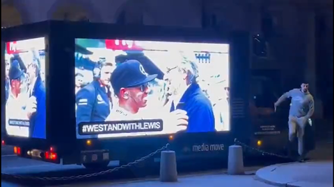 🎥 | Gaat-ie?! Busje voor FIA-gala met de tekst: 'We stand with Lewis'