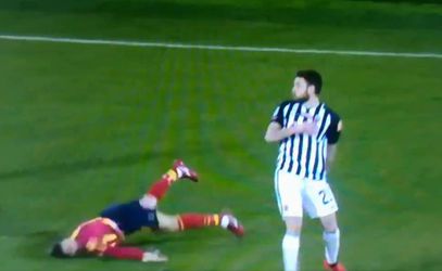 Serie B-speler bewusteloos na keihard kopduel, wedstrijd meteen gestaakt (video)