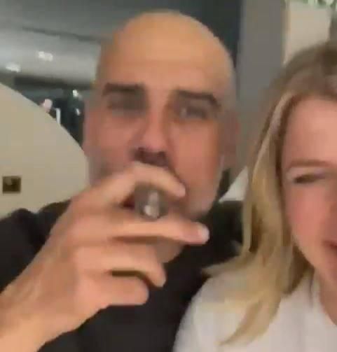 🎥 | Briljante video van Pep Guardiola op kampioensfeest City: keihard meezingend en sigaar rokend