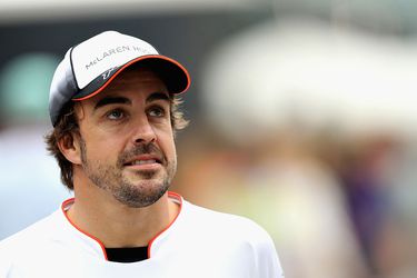 Alonso grapt na vrije training: 'F1 moet fans betalen voor saaie vertoningen'