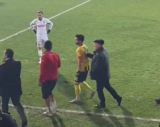 🎥 | Direct nieuwe rel in Turkije: voorzitter haalt spelers van het veld uit onvrede over arbitrage