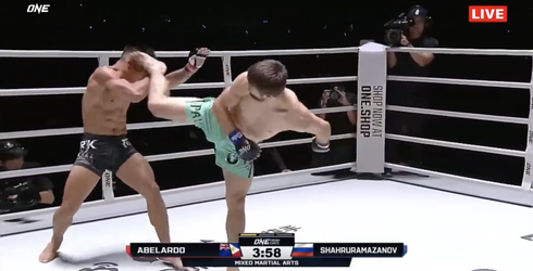 🎥 | Waanzinnige comeback Mark Abelardo: vechter overleeft 2 spinning kicks en wint via TKO