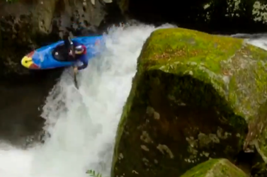 🎥 | Deze guy doet als eerste mens ooit een dubbele backflip in een kayak