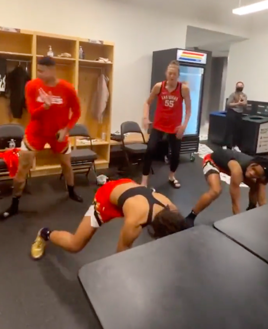 🎥 | Zien! Las Vegas Aces vieren plek in WNBA-finals met twerksessie in de kleedkamer