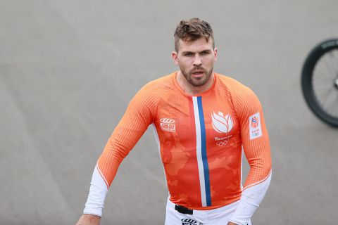 Regerend wereldkampioen Twan van Gendt start waardeloos en ligt er al vroeg uit op WK