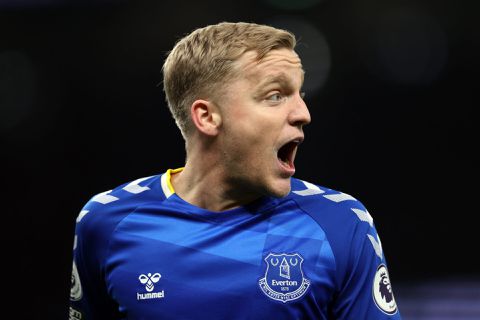 Oh nee, Donny! Pechvogel Van de Beek raakt geblesseerd in warming-up en mist duel Everton