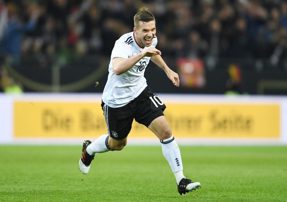 Podolski neemt afscheid met schitterende goal (video)