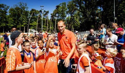 Fotoserie: Jonge fans ontmoeten idolen op Oranje Fandag