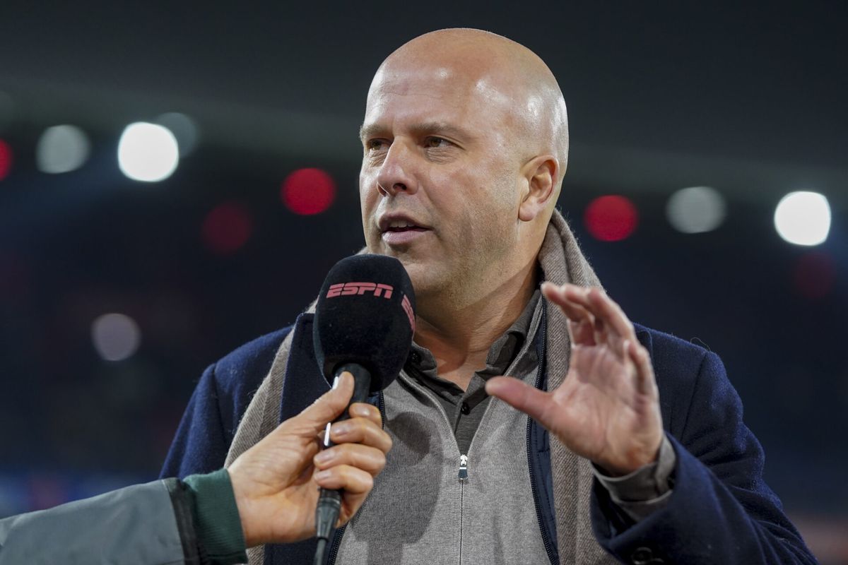 Arne Slot zag een 'heel matig' Feyenoord tegen FC Volendam: 'Eindelijk met een gelukje gewonnen'