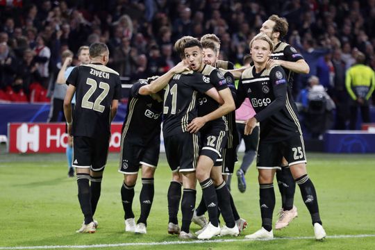 Van richting veranderd schot brengt Ajax late zege op Benfica (video)