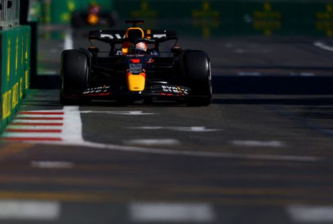 De Ferrari's vallen uit: Verstappen en Pérez wandelen naar 1-2'tje in Baku