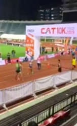 Mooi! Sportieve Thaise atleet helpt uitgeputte tegenstander de finish over (video)