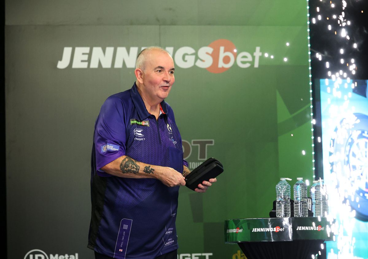 Phil Taylor noemt zijn favoriet voor WK darts: 'Ik zet mijn geld op Michael van Gerwen'