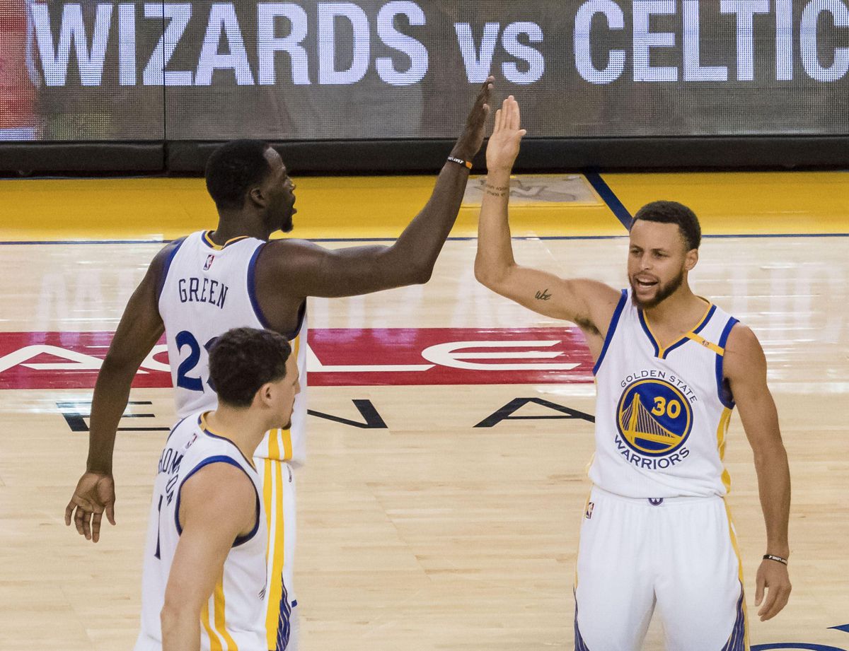 Curry en Durant leiden Golden State naar eerste play-off overwinning (video's)