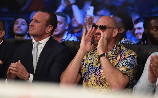 🎥 | Tyson Fury laat heel het publiek zingen: 'Jake Paul is een p*ssy!'
