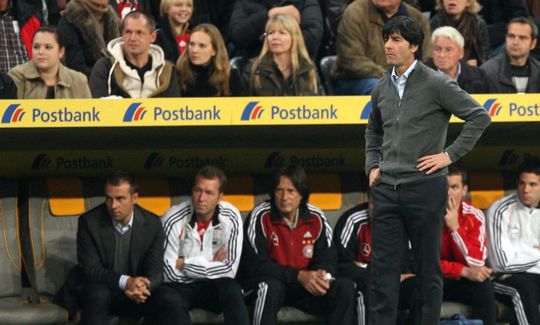 Löw en Hummels pislink op eigen 'fans' om nazi-spreekkoren