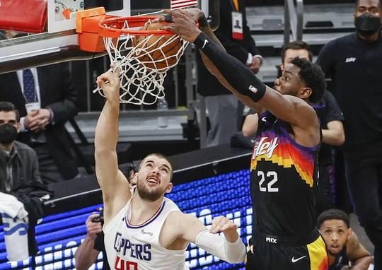 🎥 | Spectaculaire dunk in laatste seconde bezorgt Phoenix Suns zege op LA Clippers