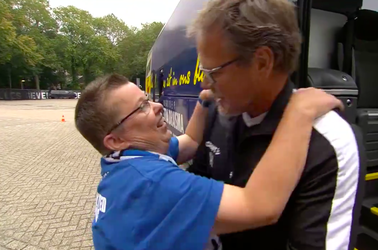 Mooi: Cambuur-coach Henk de Jong met open armen ontvangen op Vijverberg (video)