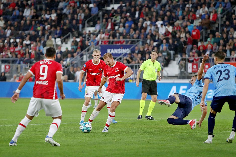 TV-gids: op deze zender kijk je naar de Conference League-return van AZ tegen Tuzla City