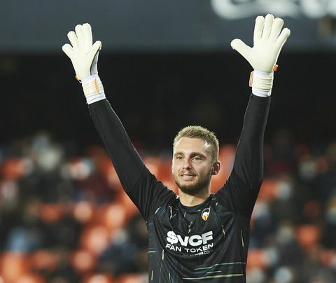 Valencia wint regionale derby van Elche en dankt Jasper Cillessen voor een assist