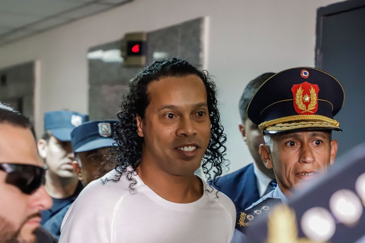 Ronaldinho denkt op vrije voeten te zijn, maar hoort later dat hij tóch in de cel moet tukken