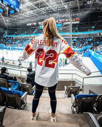 🎥 | Huh?! Hoe komt Jutta Leerdam aan de puck van de olympische ijshockeyfinale?