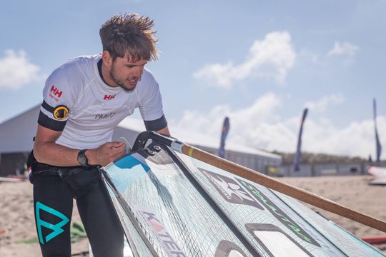 Een EK-openingsdag om snel te vergeten voor windsurfers Van Rijsselberghe en De Geus