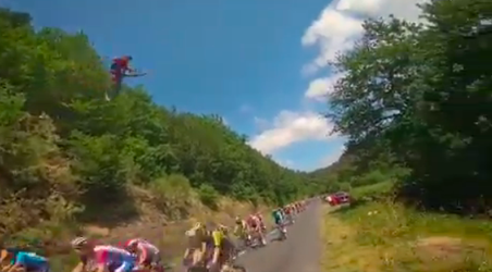 Idioot: Franse waaghals springt voor de zoveelste keer OVER tourpeloton heen (video's)