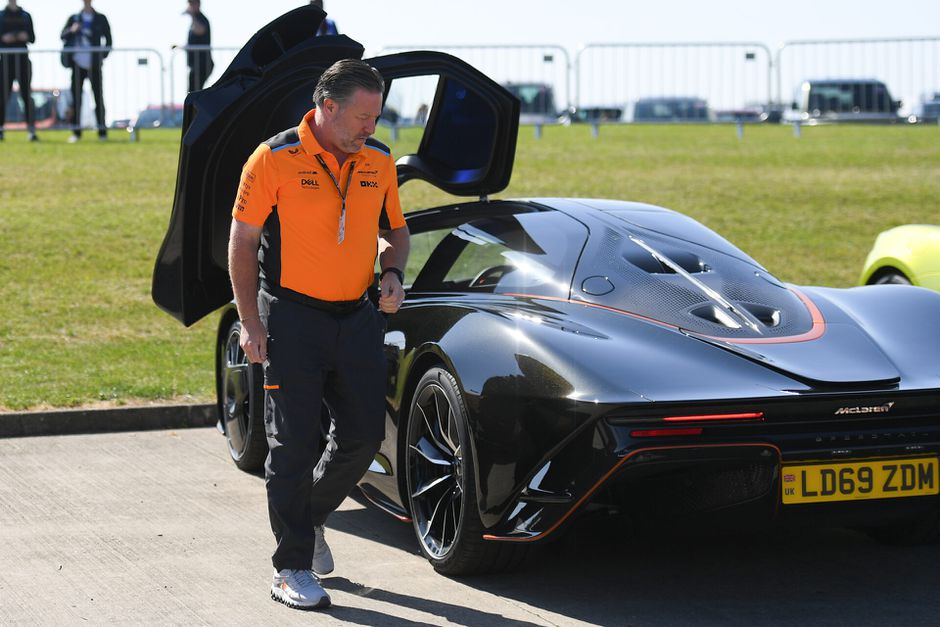 Personeelstekort? McLaren-baas Zak Brown stapt zelf in F1-bolide tijdens tests