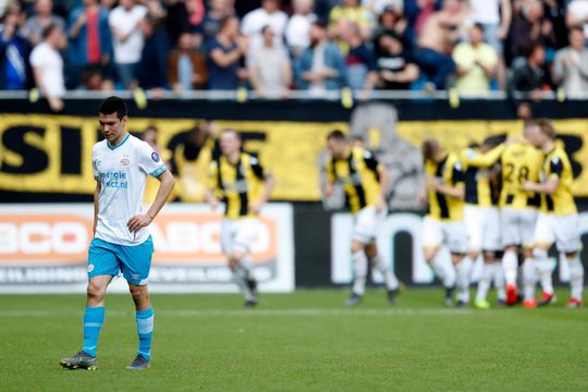 PSV is koppositie definitief kwijt aan Ajax na spectaculair gelijkspel bij Vitesse