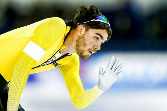 Roest gaat als een komeet door Thialf op de 5000 meter, Kramer ondanks blessure toch geplaatst