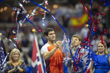 Carlos Alcaraz verslaat Ruud in US Open-finale en is jongste nummer 1 ooit