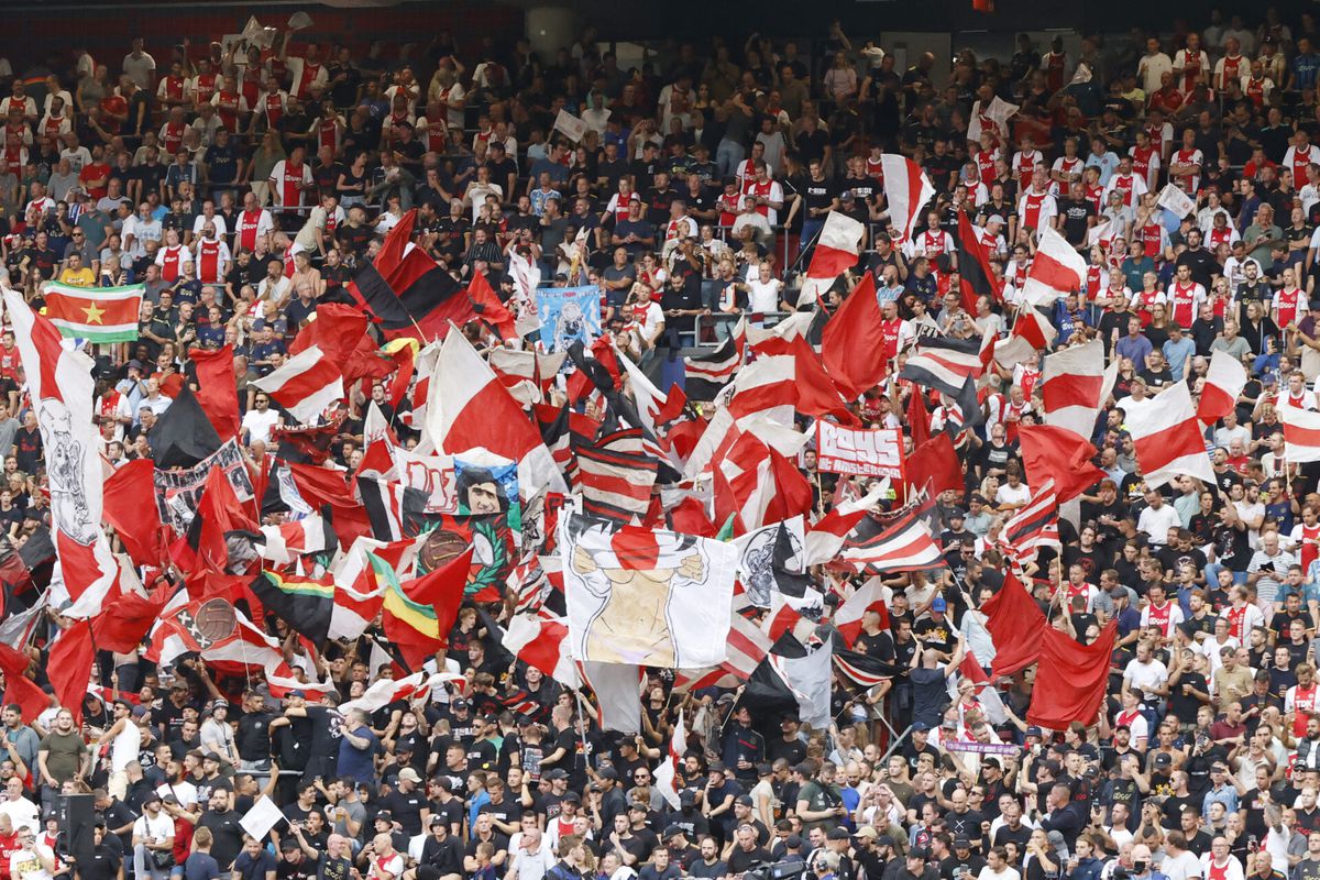 ✈️🍻 | Chaos op Schiphol voor Ajax-fans: 'Eerst heel de nacht daar feesten, dan via Mallorca naar Liverpool'