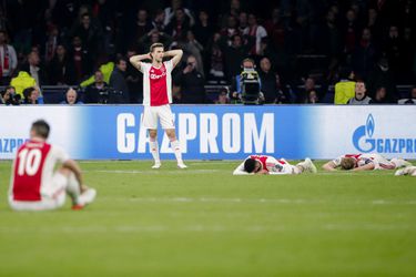 Vrouwelijke Ajax-fans tellen blessuretijd af, maar komen zéér bedrogen uit... (video's)