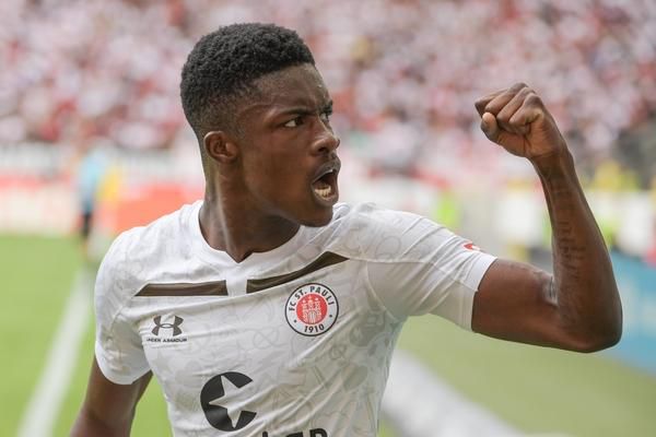 Feyenoord heeft Conteh officieel binnen: 'Hij heeft veel potentie'