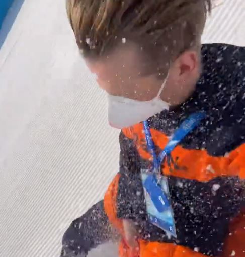 🎥😱 | ZIEN! Snowboarder Van der Velden roetsjt van grote hoogte naar beneden in Beijing