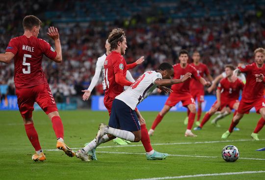 VAR Pol van Boekel krijgt er flink van langs na penalty voor Engeland: 'Blijkbaar wordt duiken beloond'